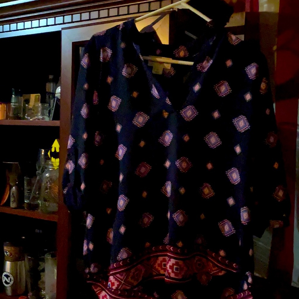 SUPER CUTE BLOUSE WITH LONGER BACK!